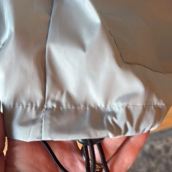 LN RAINCOAT SUOER LIGHTWEIGHT HOOD POCKETS BUNGEES TO ADJUST, SIZE MEDIUM - Picture 10 of 17